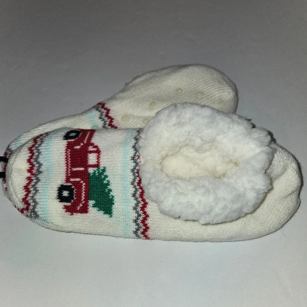 Northeast Outfitters Youth Cozy Cabin Slippers Christmas Tree Red Truck 10K-4